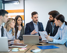 Equipo de ADAPTAPYME trabajando en una oficina